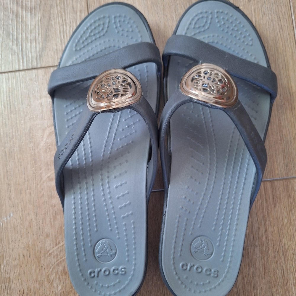 CROCS Sanrah Black Slide Sandals Size 8 Womens with Gold Medallion - Picture 5 of 5